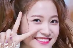 臥蠶和眼袋的區(qū)別是什么？臥蠶是肌肉眼袋是肥肉