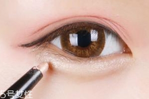 臥蠶和眼袋的區(qū)別是什么？臥蠶是肌肉眼袋是肥肉