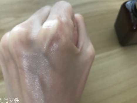 雅詩蘭黛適合油性皮膚嗎？