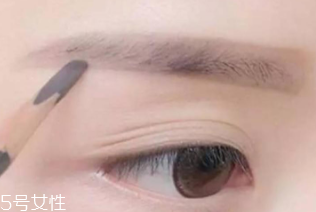 眉筆顏色怎么選擇？與發(fā)色一致不出錯