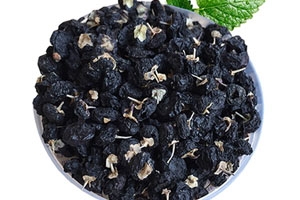 黑枸杞泡水后什么顏色 紫色漸變藍(lán)色 黑枸杞泡水后什么顏色 紫色漸變藍(lán)色