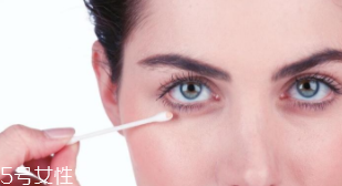 底妝脫妝怎么辦？及時(shí)補(bǔ)水拯救脫妝尷尬