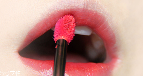 什么牌子的唇釉好用？顯色又不易脫妝