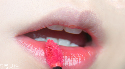 什么牌子的唇釉好用？顯色又不易脫妝