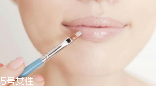 底妝脫妝怎么辦？及時(shí)補(bǔ)水拯救脫妝尷尬