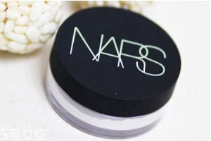 NARS蜜粉餅好用嗎？上班族控油神器