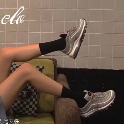 運動鞋可以用洗衣機洗嗎？盡量少用洗衣機洗運動鞋