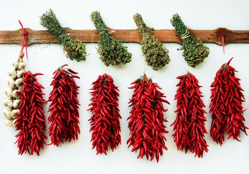 辣椒怎么保存時(shí)間長(zhǎng) 青紅辣椒各不同 辣椒怎么保存時(shí)間長(zhǎng) 青紅辣椒各不同