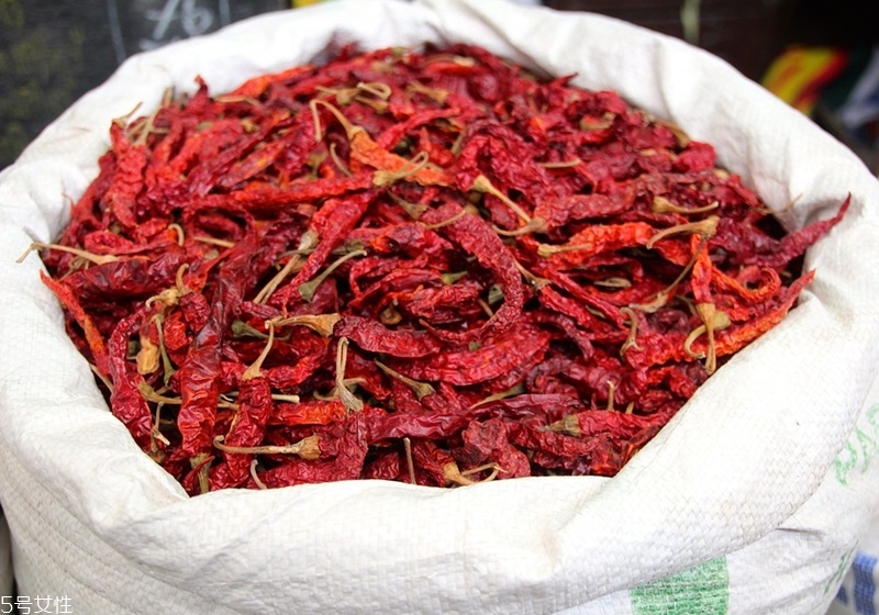 辣椒怎么保存時(shí)間長(zhǎng) 青紅辣椒各不同 辣椒怎么保存時(shí)間長(zhǎng) 青紅辣椒各不同