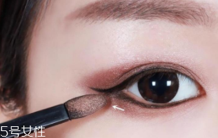 內(nèi)雙怎么畫眼影？使用啞光OR微珠光眼影