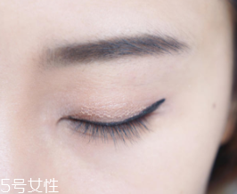 內(nèi)雙怎么畫眼影？使用啞光OR微珠光眼影