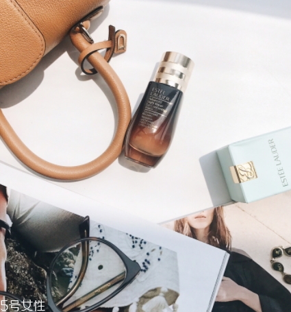 雅詩蘭黛精華液哪款好？使用區(qū)域和護膚重點不一樣