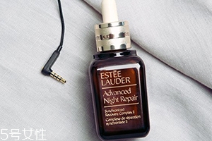 雅詩蘭黛精華液哪款好？使用區(qū)域和護膚重點不一樣