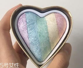 makeup revolution心形腮紅好用嗎？微閃蜜桃色彩