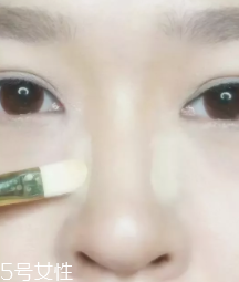 怎么把鼻梁畫高？小白都能駕馭的四步鼻梁修容法