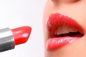 如何防止口紅沾杯？粉底能牢牢抓住口紅