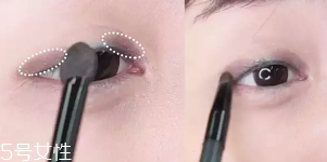 眼皮腫適合什么眼影？選用啞光色避開(kāi)珠光色