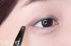 眼皮腫適合什么眼影？選用啞光色避開(kāi)珠光色