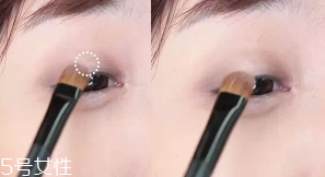 眼皮腫適合什么眼影？選用啞光色避開(kāi)珠光色