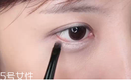 眼皮腫適合什么眼影？選用啞光色避開(kāi)珠光色