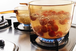 康寧鍋可以用明火嗎？居然能在燃?xì)庠钌鲜褂?><p><strong>康寧鍋可以用明火嗎？居然能在燃?xì)庠钌鲜褂?/strong></p></a></li> 	     </ul>
		</div>
	   <div   id=