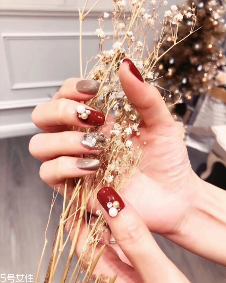 紅色系溫柔ins風(fēng)美甲 氣質(zhì)顯白 紅色系溫柔ins風(fēng)美甲 氣質(zhì)顯白