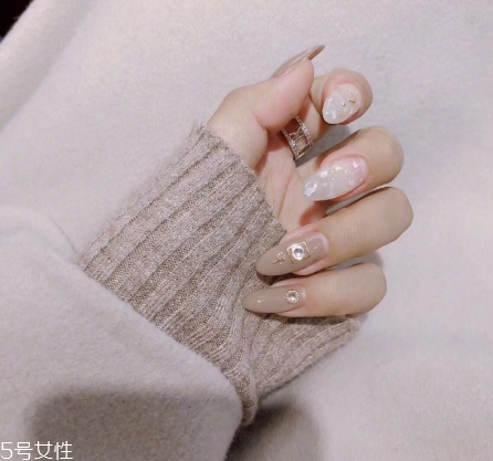 紅色系溫柔ins風(fēng)美甲 氣質(zhì)顯白 紅色系溫柔ins風(fēng)美甲 氣質(zhì)顯白