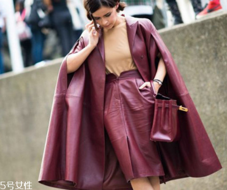酒紅色衣服怎么搭配？女人味十足的冬日穿搭