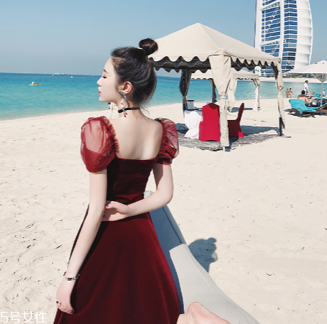 酒紅色衣服怎么搭配？女人味十足的冬日穿搭