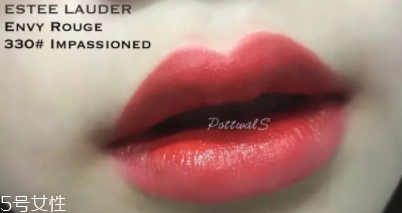 雅詩(shī)蘭黛330和320哪個(gè)好看？?jī)A慕唇膏一見(jiàn)傾心