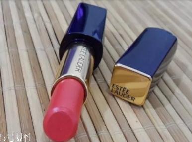 雅詩(shī)蘭黛330和320哪個(gè)好看？?jī)A慕唇膏一見(jiàn)傾心