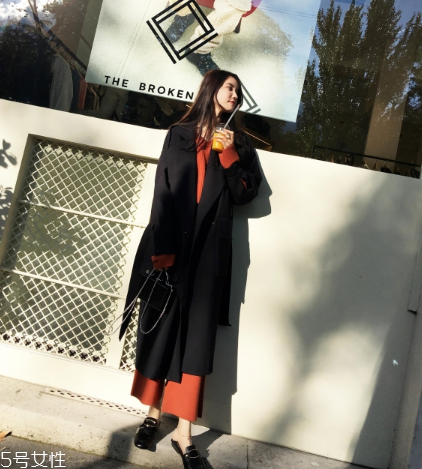 風衣什么顏色好看？不同顏色不用風采