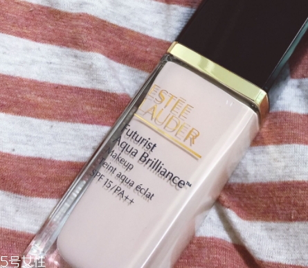 雅詩蘭黛粉底液和bb霜哪個(gè)好？