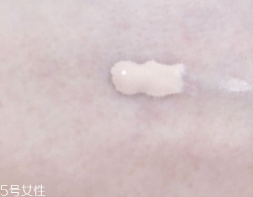 雅詩蘭黛粉底液和bb霜哪個(gè)好？