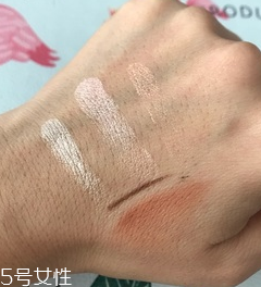 makeup revolution心形腮紅好用嗎？微閃蜜桃色彩