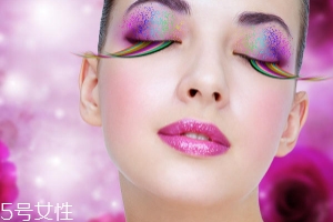 腮紅和口紅如何搭配？色彩不要太多