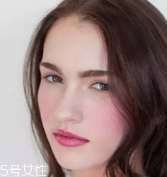 腮紅和口紅如何搭配？色彩不要太多