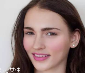 腮紅和口紅如何搭配？色彩不要太多