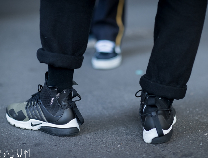 運(yùn)動(dòng)鞋鞋底變硬怎么辦？放太久或者已老化