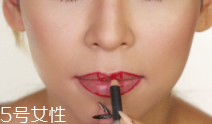 橢圓形嘴唇怎么涂口紅？勾勒唇線讓唇形完美