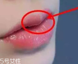 橢圓形嘴唇怎么涂口紅？勾勒唇線讓唇形完美