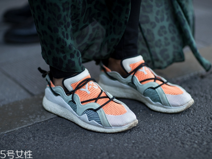 運(yùn)動(dòng)鞋鞋底響怎么辦？可能是進(jìn)水了