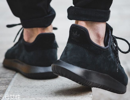 運(yùn)動鞋鞋底硬好還是軟好？不同運(yùn)動種類需求不同