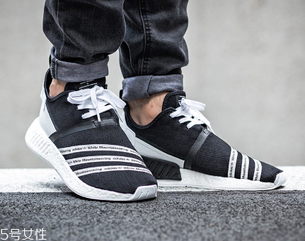 運(yùn)動鞋有油污怎么清洗？要及時刷洗