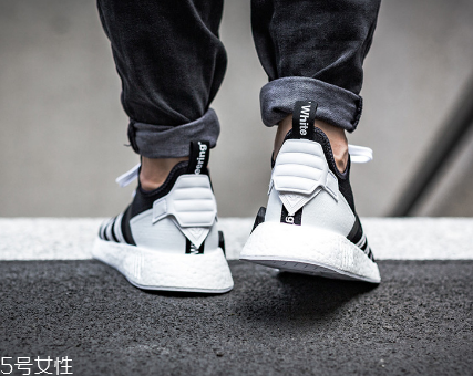 運(yùn)動鞋有油污怎么清洗？要及時刷洗