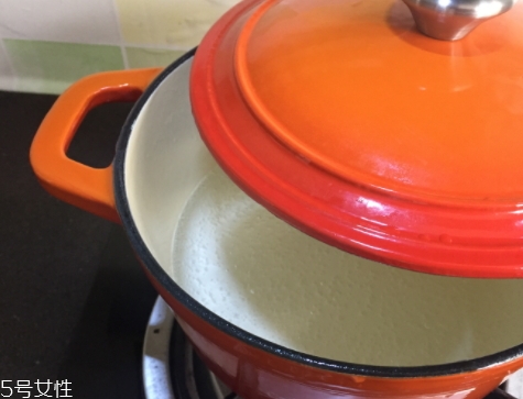 琺瑯鍋和玻璃鍋哪個好？附上用琺瑯鍋燒菜過程