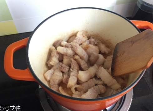 琺瑯鍋和玻璃鍋哪個好？附上用琺瑯鍋燒菜過程