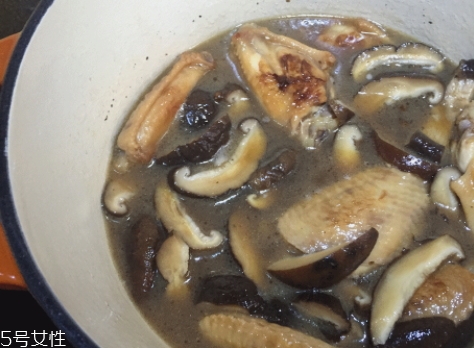 琺瑯鍋和玻璃鍋哪個好？附上用琺瑯鍋燒菜過程