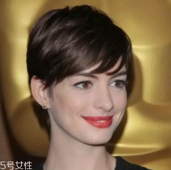 方形臉適合什么發(fā)型？卷曲長發(fā)柔和臉部輪廓