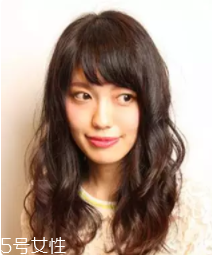 方形臉適合什么發(fā)型？卷曲長發(fā)柔和臉部輪廓